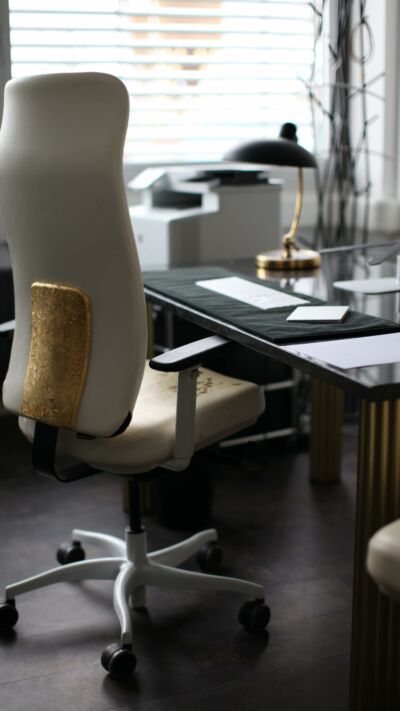 Höhenverstellbarer Schreibtisch und paelo chair = GESUND ARBEITEN